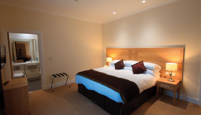 Balgeddie House Hotel Deluxe Bedroom and Bathroom Balgeddie House Hotel Deluxe Bedroom and Bathroom