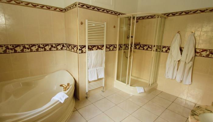 Balgeddie House Honeymoon Suite large bathroom Balgeddie House Honeymoon Suite large bathroom