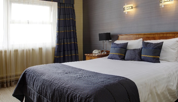 Suite with double bed and two double sofa beds