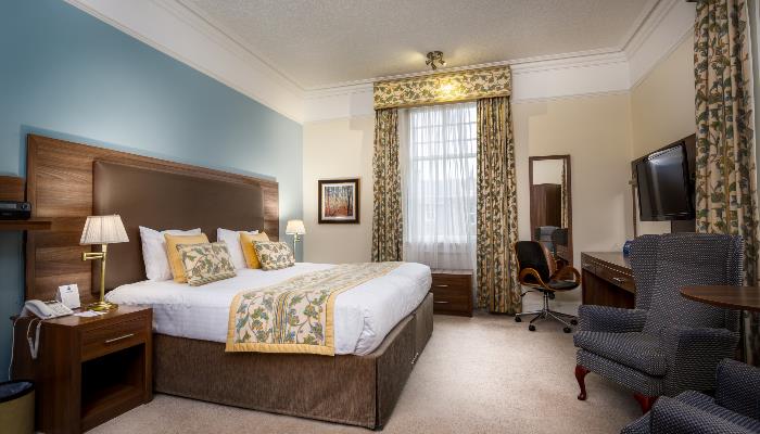 Standard Double King Bed &amp; Bathroom2 (1)