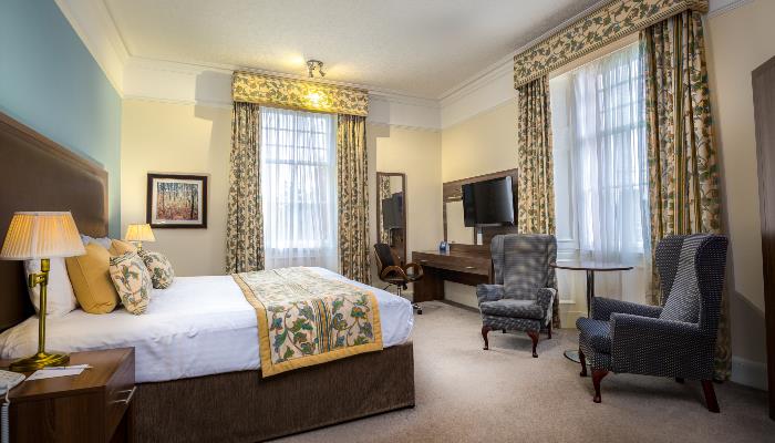 Standard Double King Bed &amp; Bathroom2 (2)