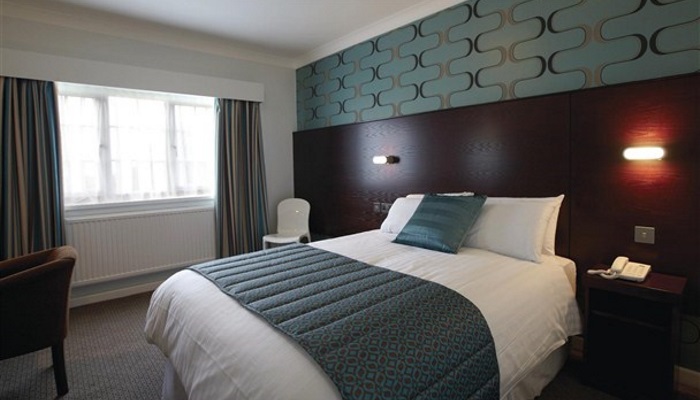 Lancashire Manor Hotel - Spacious room with a double bed