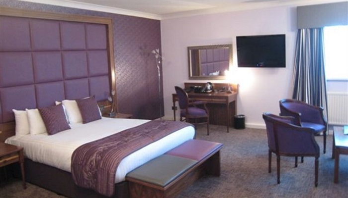 Lancashire Manor Hotel - Room 8 Large room with a double bed